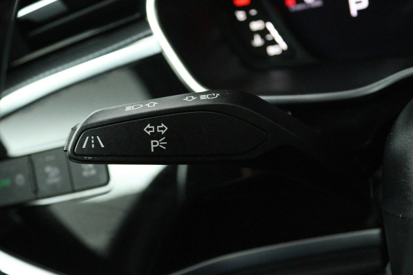 Audi Q3 35 TFSI edition one (PANORAMADAK, DIGITALE COCKPIT, LANE-ASSIST, STUUR/STOEL VERWARMING, AUTOMAAT, PARKEERSENSOREN)