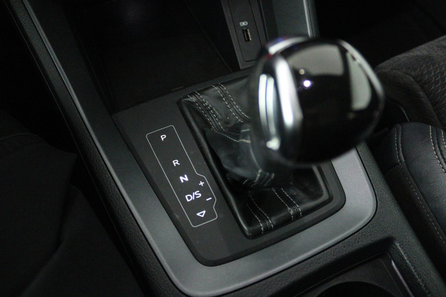 Audi Q3 35 TFSI edition one (PANORAMADAK, DIGITALE COCKPIT, LANE-ASSIST, STUUR/STOEL VERWARMING, AUTOMAAT, PARKEERSENSOREN)