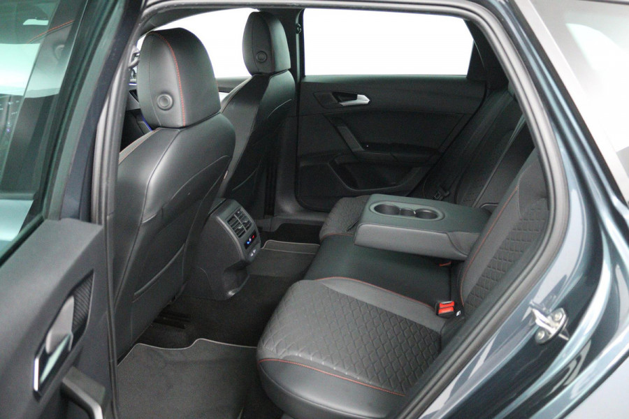 Seat Leon Sportstourer 1.5 TSI FR Business Intense (TREKHAAK, DIGITALE COCKPIT, CAMERA, SFEERVERLICHTING, PARKEERSENSOREN)