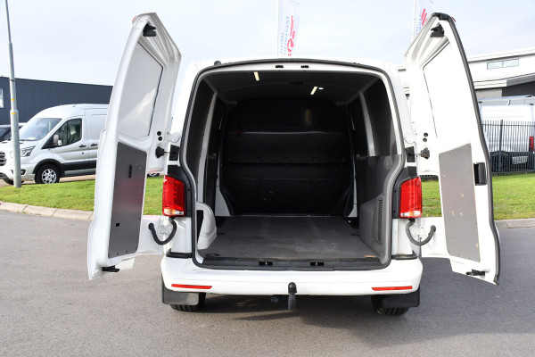 Volkswagen Transporter 2.0 TDI L2H1 30 Bulli Edition Cruise, Carplay, 150PK, Automaat, Sensoren, LED, PDC, 2 x Schuifdeur, Trekhaak, UNIEK!