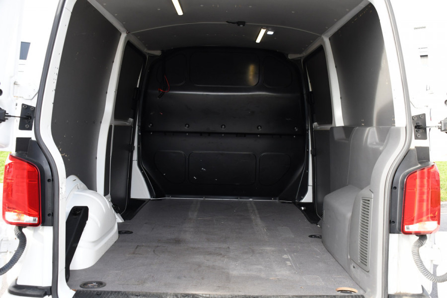 Volkswagen Transporter 2.0 TDI L2H1 30 Bulli Edition Cruise, Carplay, 150PK, Automaat, Sensoren, LED, PDC, 2 x Schuifdeur, Trekhaak, UNIEK!