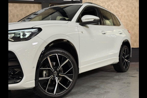 Volkswagen Tiguan 1.5 eTSI R-Line Edition |Pano |Keyless | 360 Camera | Massage | Sfeerverlichting