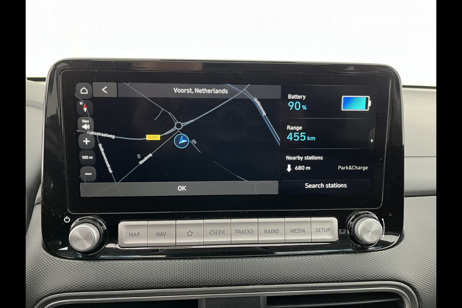 Hyundai Kona EV Fashion 64 kWh [ 3-Fase ] { SOH-100% } (INCL-BTW) Aut. *PANO | KRELL-AUDIO | HEAD-UP | NAVI-FULLMAP | KEYLESS | SHIFT-PADDLES | LANE-ASSIST | BLIND-SPOT | CAMERA | DAB | ECC | PDC | ADAPTIVE-CRUISE | COMFORT-SEATS | 17"ALU*