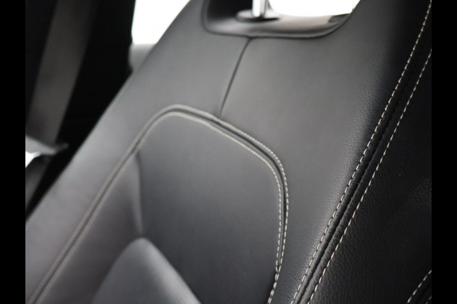 Jaguar E-Pace 2.0 TURBO P250 AWD R-DYNAMIC SE + PANORAMA / LEDER / CAMERA