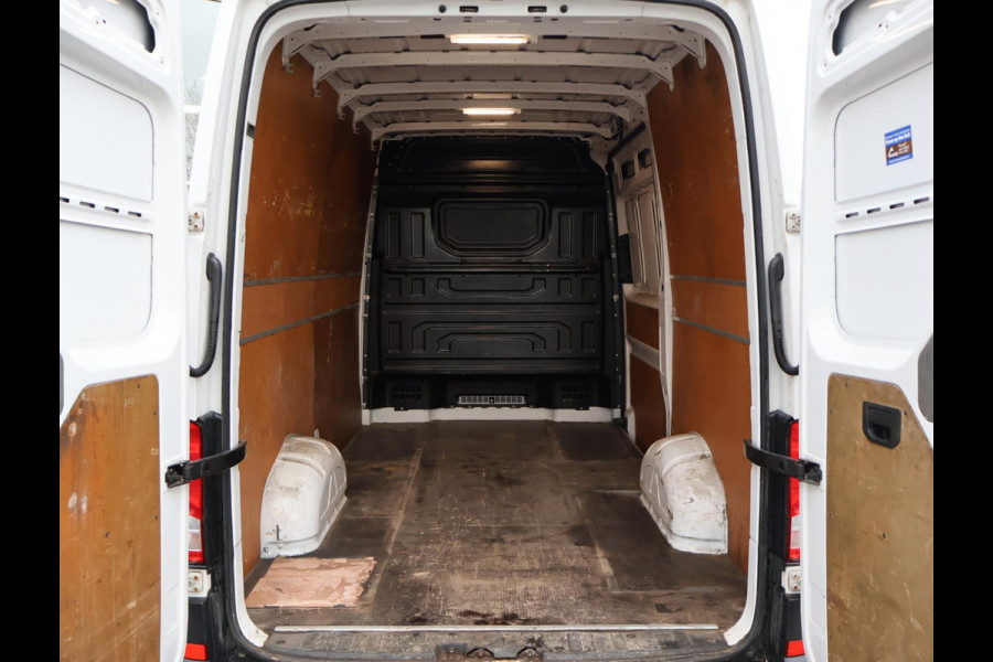 Volkswagen Crafter 35 2.0 TDI 140 PK L3H3 + 3000 KG TREKHAAK + NAVIGATIE / CAMERA / DAB / APPLE CARPLAY