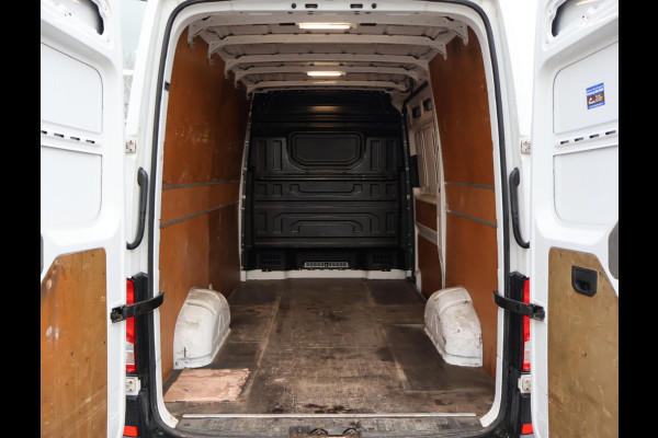 Volkswagen Crafter 35 2.0 TDI 140 PK L3H3 + 3000 KG TREKHAAK + NAVIGATIE / CAMERA / DAB / APPLE CARPLAY