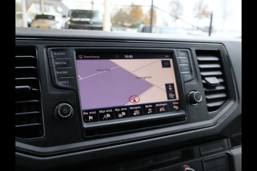 Volkswagen Crafter 35 2.0 TDI 140 PK L3H3 + 3000 KG TREKHAAK + NAVIGATIE / CAMERA / DAB / APPLE CARPLAY