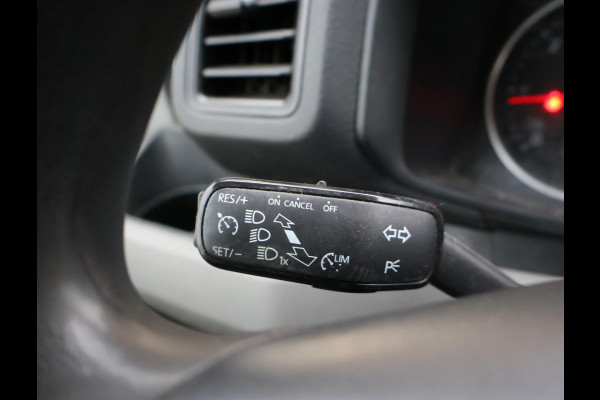 Volkswagen Crafter 35 2.0 TDI 140 PK L3H3 + 3000 KG TREKHAAK + NAVIGATIE / CAMERA / DAB / APPLE CARPLAY