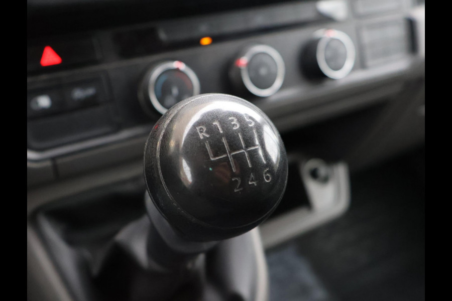 Volkswagen Crafter 35 2.0 TDI 140 PK L3H3 + 3000 KG TREKHAAK + NAVIGATIE / CAMERA / DAB / APPLE CARPLAY