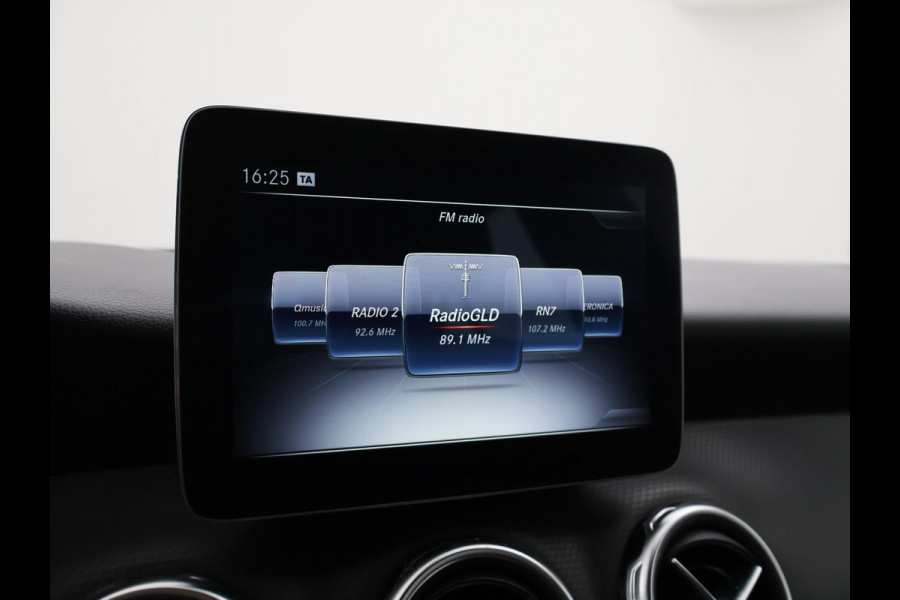 Mercedes-Benz GLA 180 *74.453 KM* + STOELVERWARMING | LED | CAMERA | NAVI | ELEKTR. ACHTERKLEP