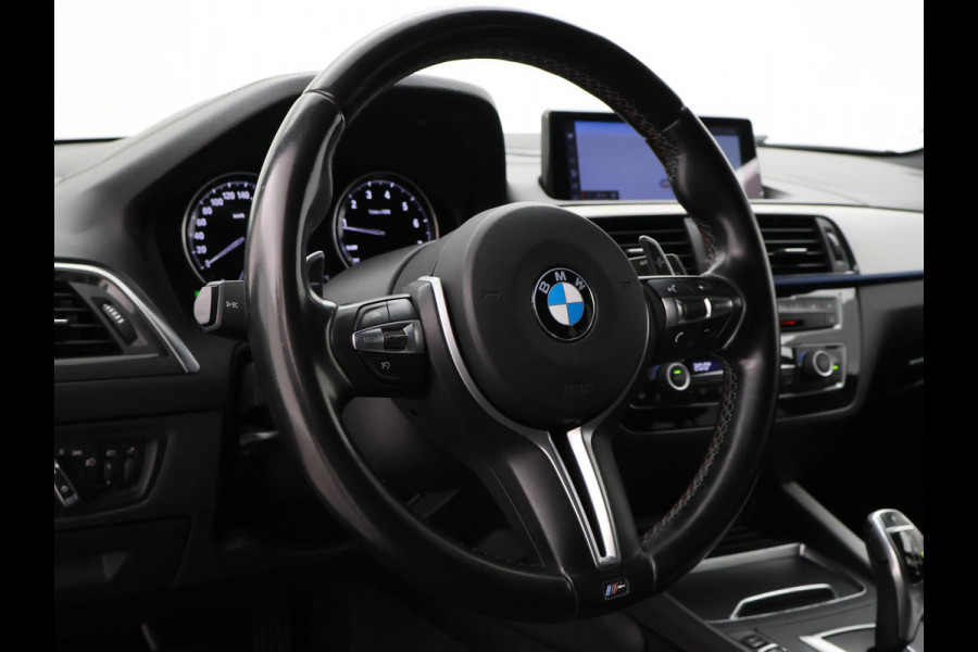 BMW 1-serie M140i 340 PK M-SPORT AUT8 + HARMAN/KARDON | 19 INCH | SPORTUITLAAT | CAMERA | STOELVERWARMING