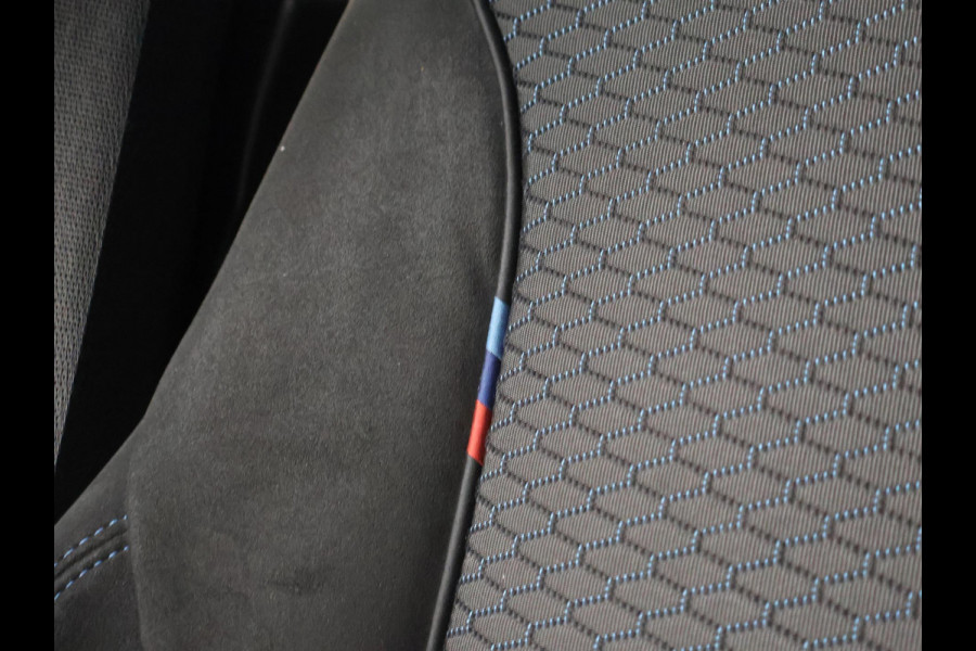 BMW 1-serie M140i 340 PK M-SPORT AUT8 + HARMAN/KARDON | 19 INCH | SPORTUITLAAT | CAMERA | STOELVERWARMING