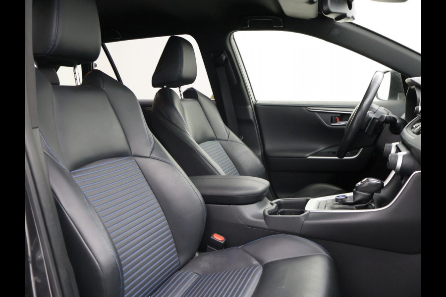 Toyota RAV4 2.5 HYBRID AWD BI-TONE + TREKHAAK | CARPLAY | CAMERA | STUUR/STOELVERWARMING