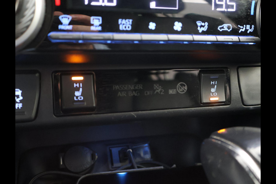Toyota RAV4 2.5 HYBRID AWD BI-TONE + TREKHAAK | CARPLAY | CAMERA | STUUR/STOELVERWARMING