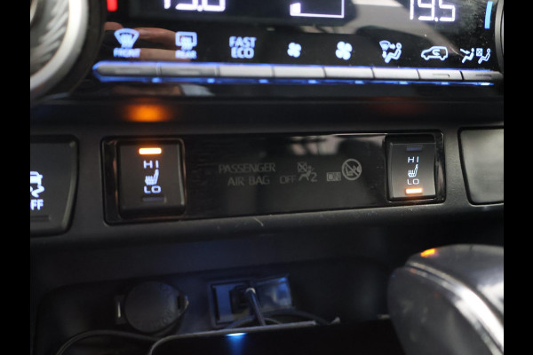 Toyota RAV4 2.5 HYBRID AWD BI-TONE + TREKHAAK | CARPLAY | CAMERA | STUUR/STOELVERWARMING