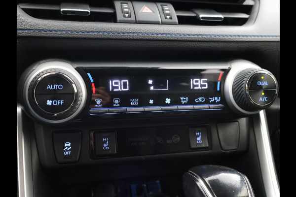 Toyota RAV4 2.5 HYBRID AWD BI-TONE + TREKHAAK | CARPLAY | CAMERA | STUUR/STOELVERWARMING