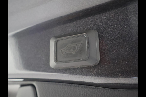 Toyota RAV4 2.5 HYBRID AWD BI-TONE + TREKHAAK | CARPLAY | CAMERA | STUUR/STOELVERWARMING
