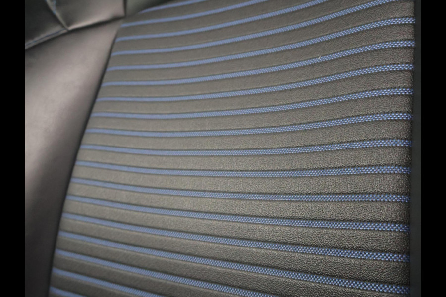 Toyota RAV4 2.5 HYBRID AWD BI-TONE + TREKHAAK | CARPLAY | CAMERA | STUUR/STOELVERWARMING