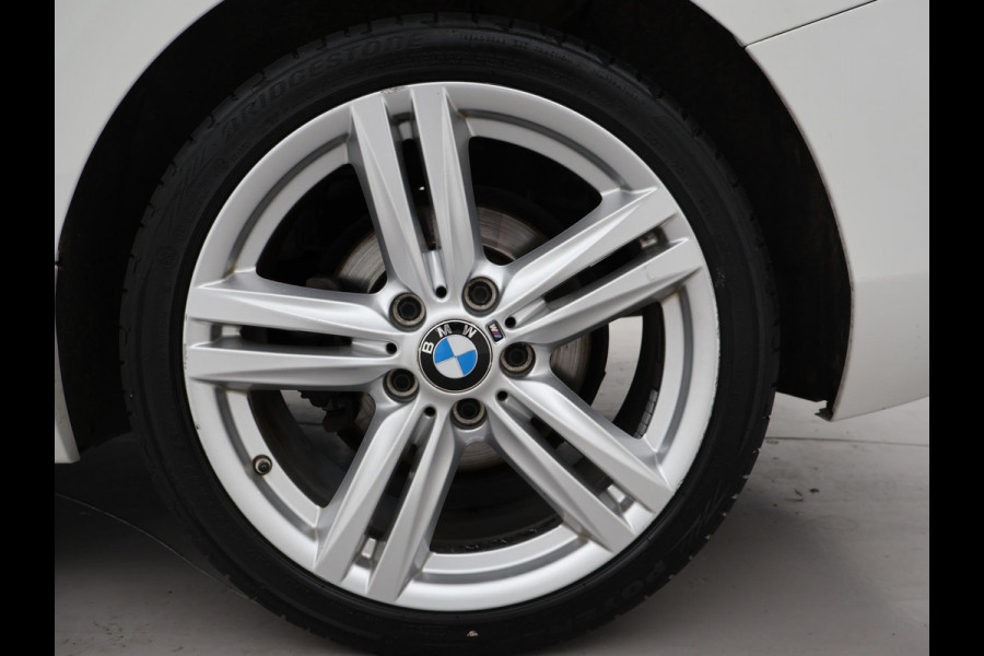 BMW 1-serie 118i 3-DEURS + LEDER | SPORTSTOELEN | STOELVERW. | 18 INCH