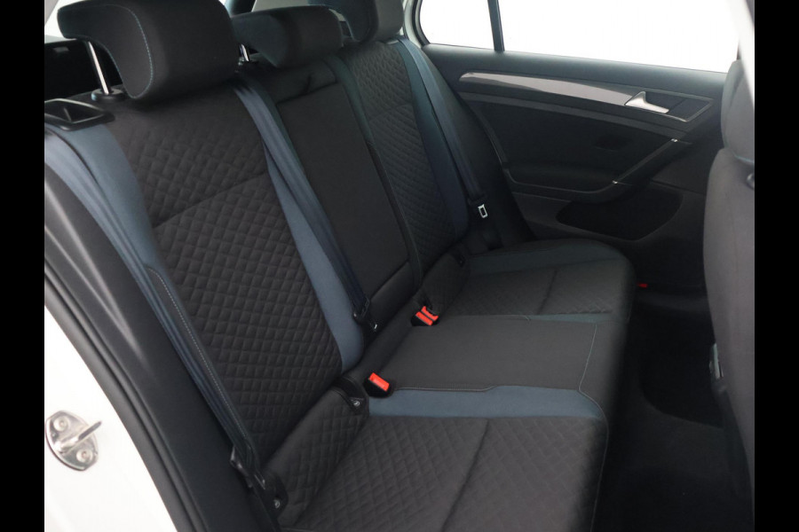 Volkswagen Golf 1.5 TSI 130 PK IQ.DRIVE + LED | TREKHAAK | CAMERA | APPLE CARPLAY | DAB
