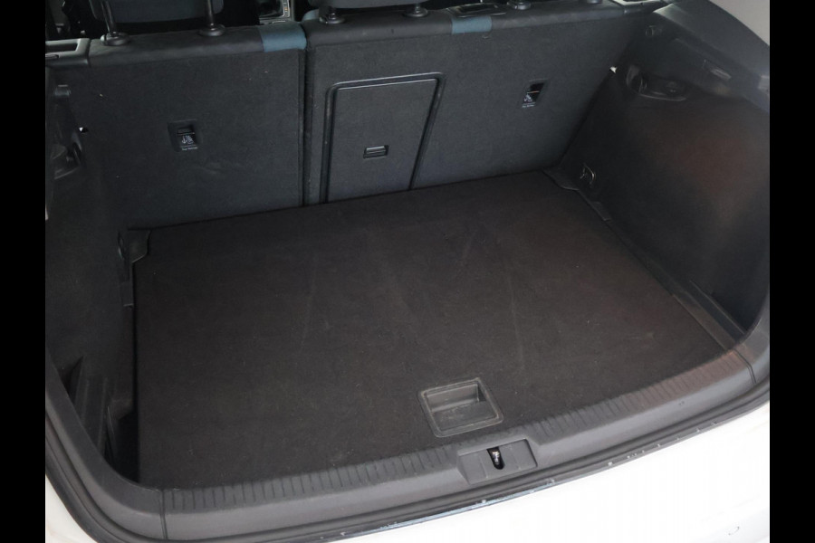 Volkswagen Golf 1.5 TSI 130 PK IQ.DRIVE + LED | TREKHAAK | CAMERA | APPLE CARPLAY | DAB