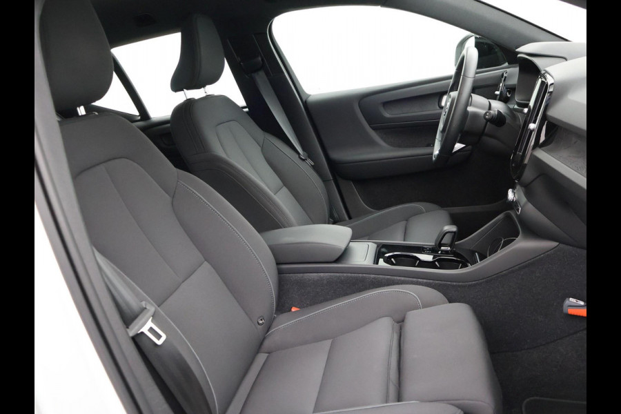 Volvo XC40 238 PK SINGLE MOTOR PLUS 69 kWh + ELEK. TREKHAAK | ACC | 19 INCH | CAMERA