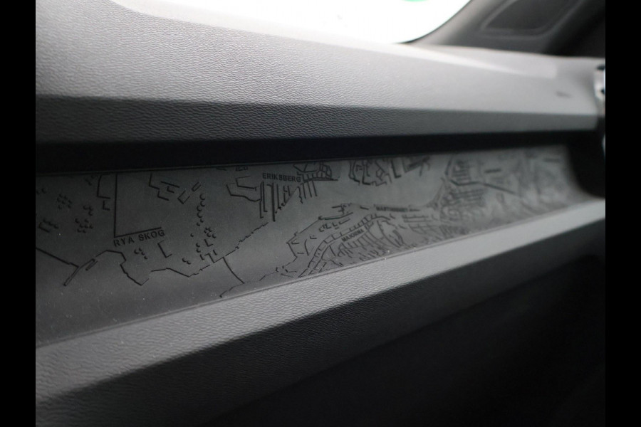 Volvo XC40 238 PK SINGLE MOTOR PLUS 69 kWh + ELEK. TREKHAAK | ACC | 19 INCH | CAMERA