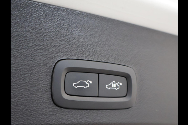 Volvo XC40 238 PK SINGLE MOTOR PLUS 69 kWh + ELEK. TREKHAAK | ACC | 19 INCH | CAMERA