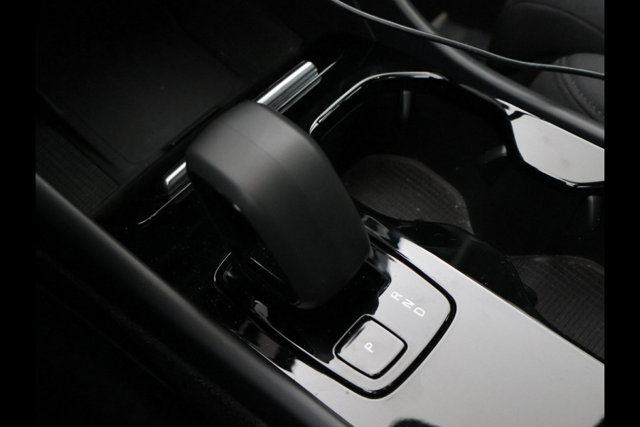 Volvo XC40 238 PK SINGLE MOTOR PLUS 69 kWh + ELEK. TREKHAAK | ACC | 19 INCH | CAMERA