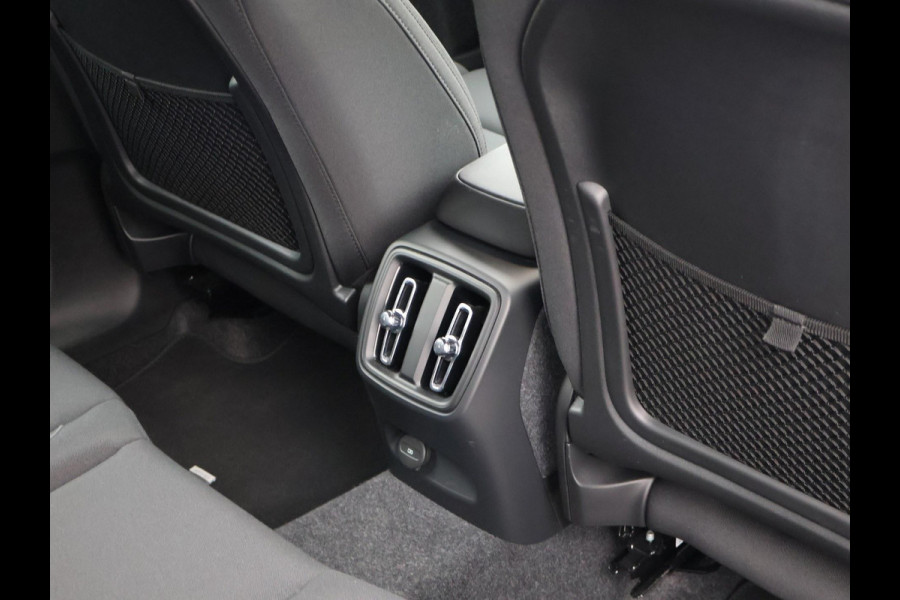 Volvo XC40 238 PK SINGLE MOTOR PLUS 69 kWh + ELEK. TREKHAAK | ACC | 19 INCH | CAMERA