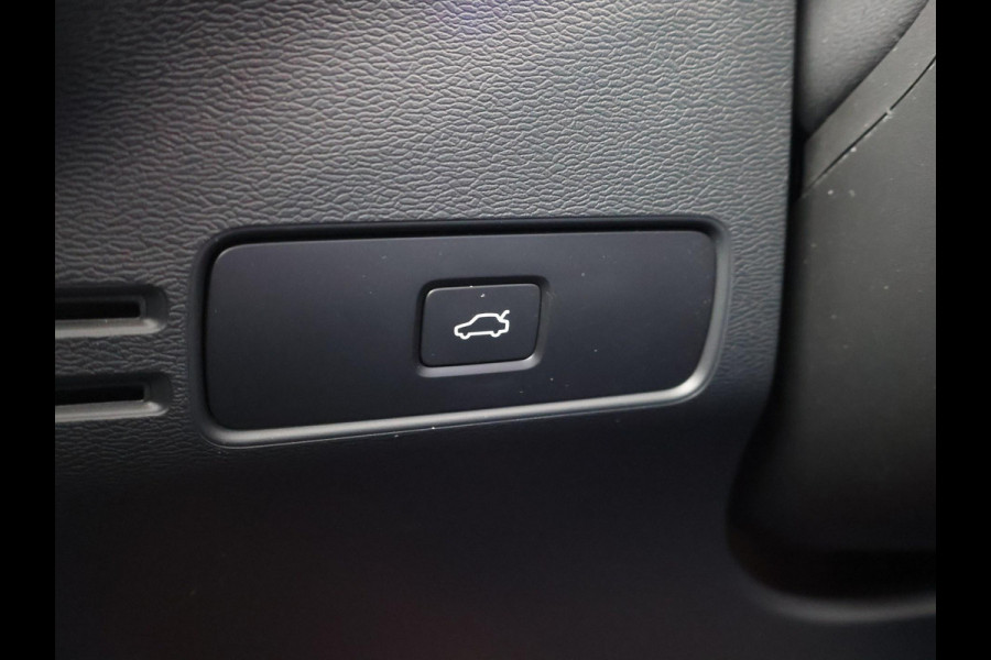 Volvo XC40 238 PK SINGLE MOTOR PLUS 69 kWh + ELEK. TREKHAAK | ACC | 19 INCH | CAMERA