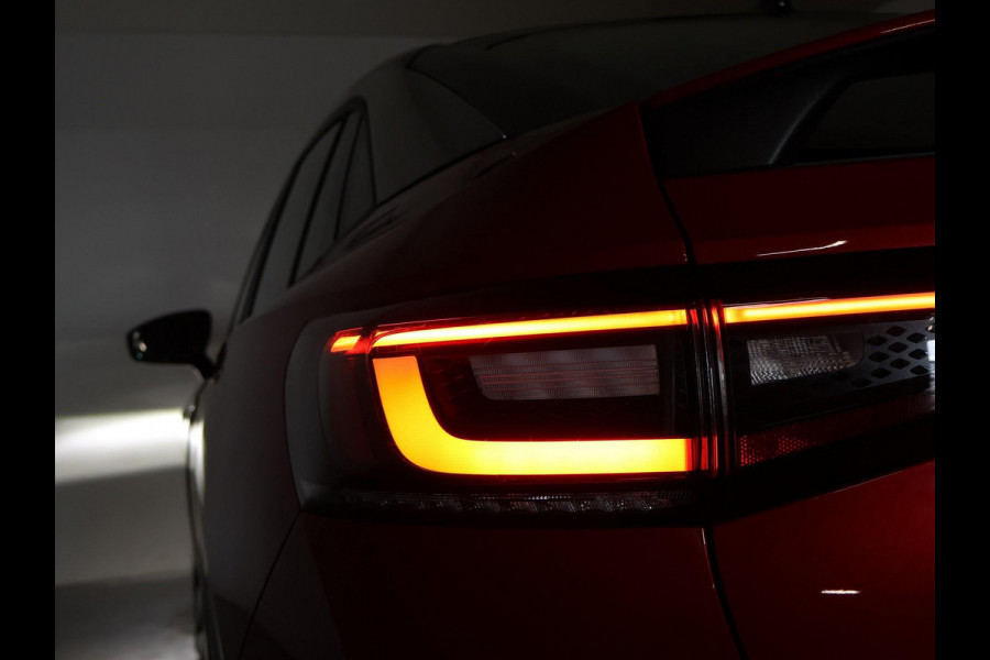 Volkswagen ID.5 PRO 77 kWh *KINGS RED* + STUUR/STOELVERWARMING | SFEERVERLICHTING | ORIG. NL