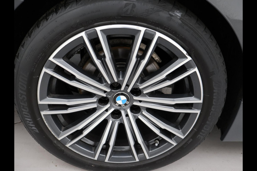 BMW 3 Serie Touring 318i AUT. M-SPORT DRAVITGRAU + SPORTSTOELEN | CAMERA | MEMORY | HIFI | SFEERVERLICHTING | CARPLAY