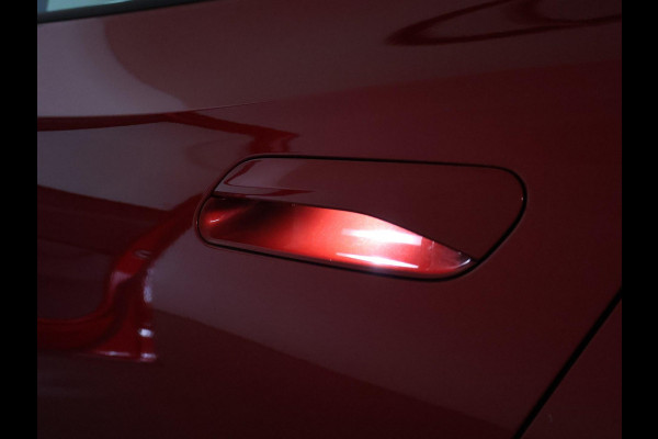 Volkswagen ID.5 PRO 77 kWh *KINGS RED* + STUUR/STOELVERWARMING | SFEERVERLICHTING | ORIG. NL