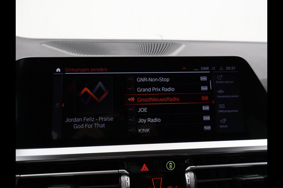 BMW 3 Serie Touring 318i AUT. M-SPORT DRAVITGRAU + SPORTSTOELEN | CAMERA | MEMORY | HIFI | SFEERVERLICHTING | CARPLAY