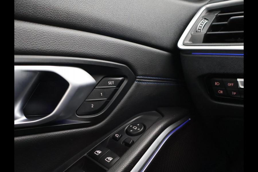 BMW 3 Serie Touring 318i AUT. M-SPORT DRAVITGRAU + SPORTSTOELEN | CAMERA | MEMORY | HIFI | SFEERVERLICHTING | CARPLAY