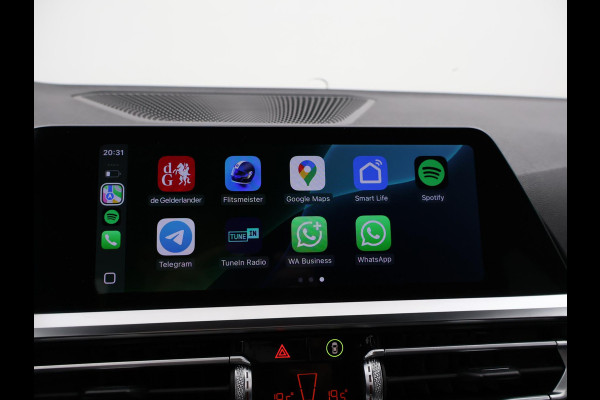 BMW 3 Serie Touring 318i AUT. M-SPORT DRAVITGRAU + SPORTSTOELEN | CAMERA | MEMORY | HIFI | SFEERVERLICHTING | CARPLAY