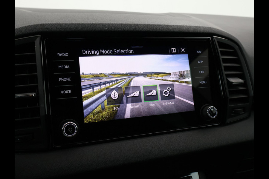 Škoda Karoq 1.5 TSI 150 PK DSG AUT. SPORTLINE + 19 INCH | VIRTUAL COCKPIT | ADAPTIVE CRUISE | ELEK. TREKHAAK | SFEERVERLICHTING | CANTON