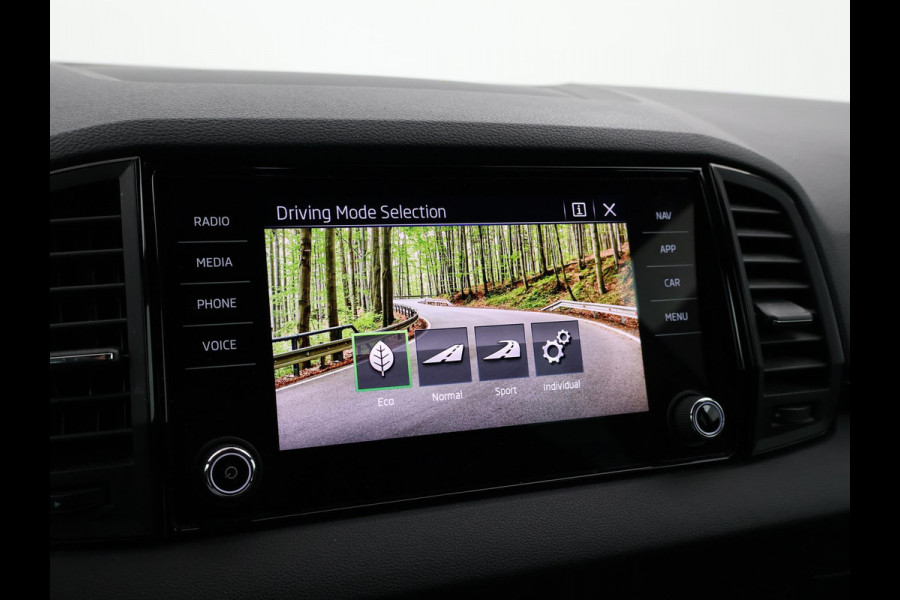 Škoda Karoq 1.5 TSI 150 PK DSG AUT. SPORTLINE + 19 INCH | VIRTUAL COCKPIT | ADAPTIVE CRUISE | ELEK. TREKHAAK | SFEERVERLICHTING | CANTON