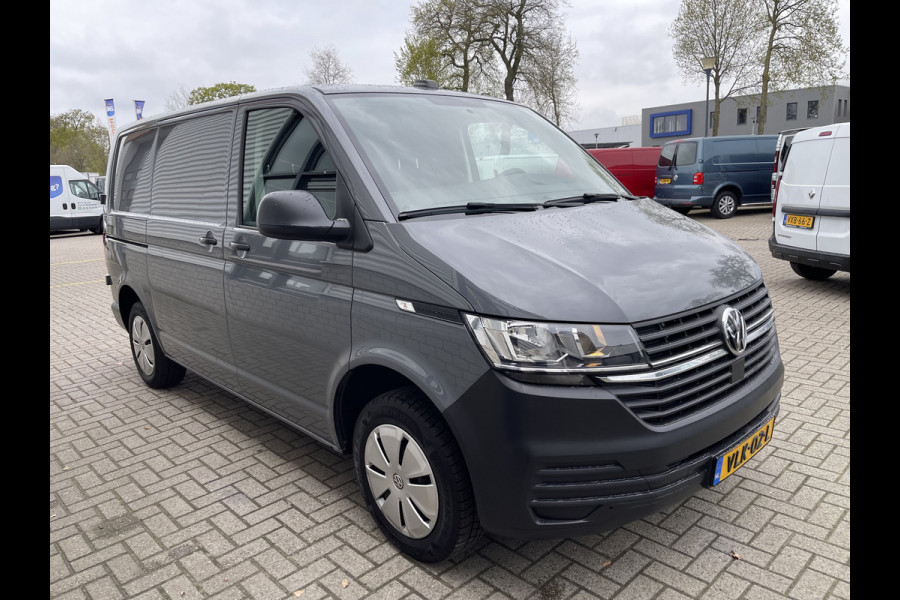 Volkswagen Transporter 2.0 TDI L1H1 26 Economy Business / vaste prijs rijklaar € 17.950 ex btw / lease vanaf € 302 / euro 6 / bpm vrij / airco / cruise / achterdeuren / bijrijdersbank / pdc achter !