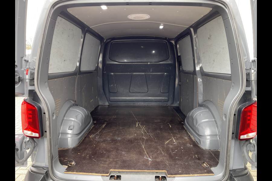 Volkswagen Transporter 2.0 TDI L1H1 26 Economy Business / vaste prijs rijklaar € 17.950 ex btw / lease vanaf € 302 / euro 6 / bpm vrij / airco / cruise / achterdeuren / bijrijdersbank / pdc achter !