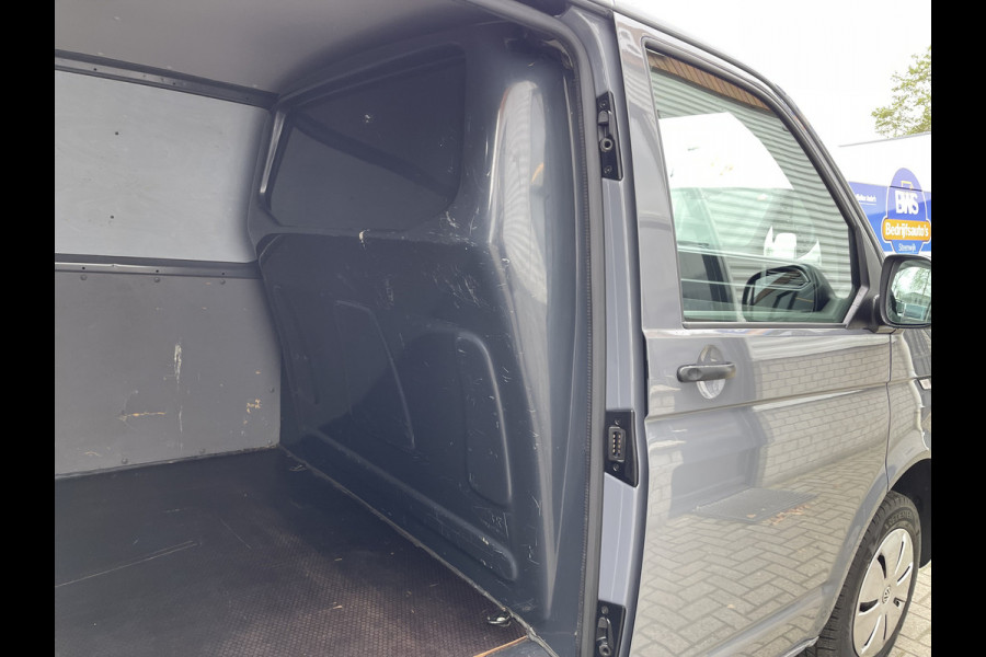 Volkswagen Transporter 2.0 TDI L1H1 26 Economy Business / vaste prijs rijklaar € 17.950 ex btw / lease vanaf € 302 / euro 6 / bpm vrij / airco / cruise / achterdeuren / bijrijdersbank / pdc achter !