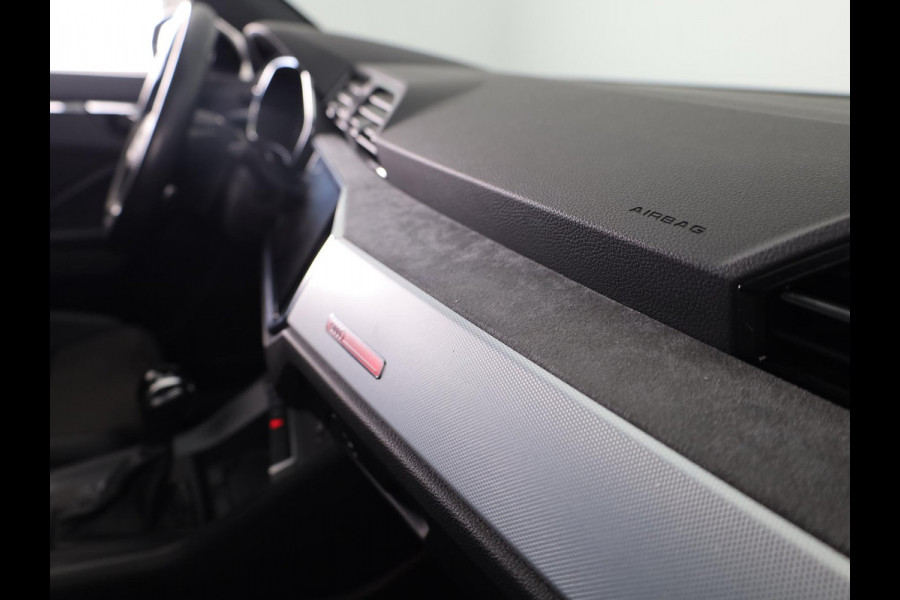 Audi Q3 45 TFSI e S edition 245pk | Panoramadak | Trekhaak wegklapbaar | Stoelverwarming | 20 inch Lichtmetalen velgen