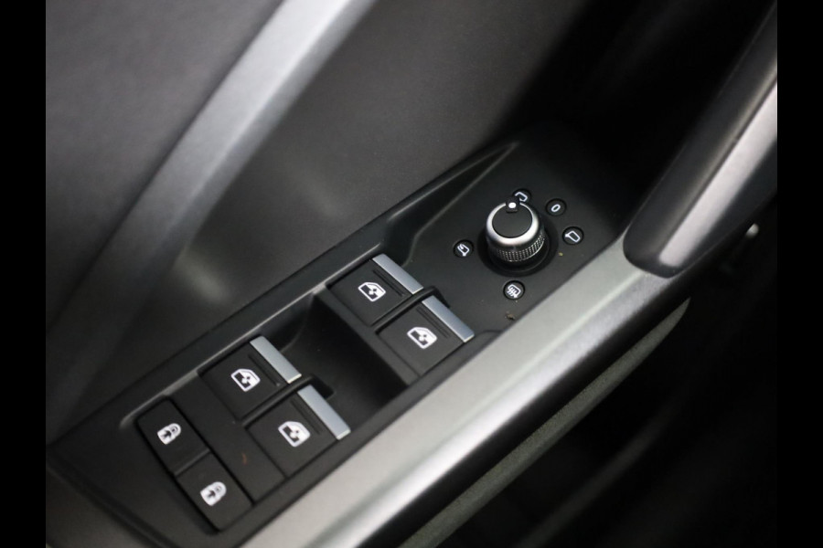 Audi Q3 45 TFSI e S edition 245pk | Panoramadak | Trekhaak wegklapbaar | Stoelverwarming | 20 inch Lichtmetalen velgen