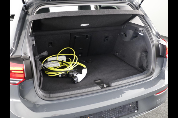 Volkswagen Golf 1.4 eHybrid Style 204 pk Automaat (DSG) | Navigatie | Panoramadak | Parkeersensoren | Adaptieve cruise control | Stoelverwarming |