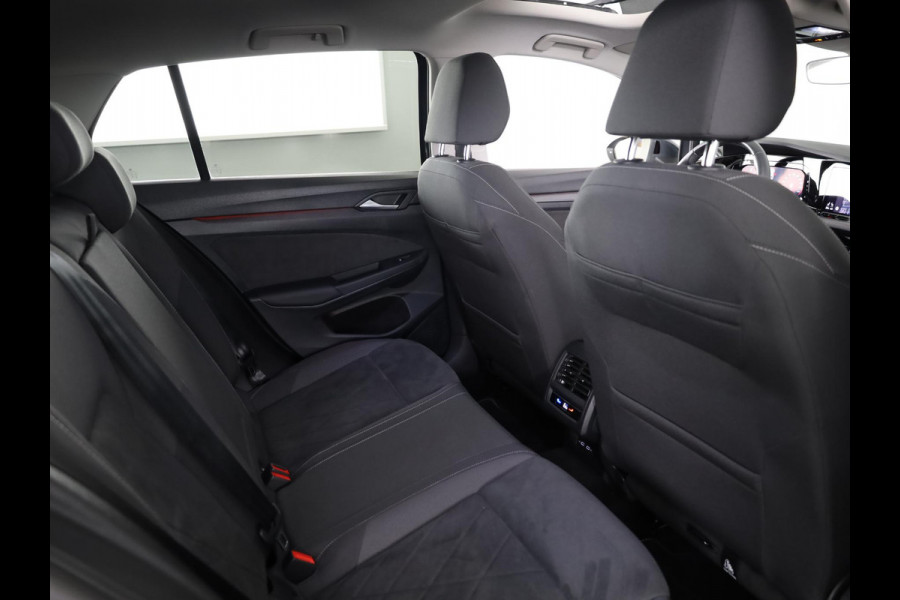 Volkswagen Golf 1.4 eHybrid Style 204 pk Automaat (DSG) | Navigatie | Panoramadak | Parkeersensoren | Adaptieve cruise control | Stoelverwarming |