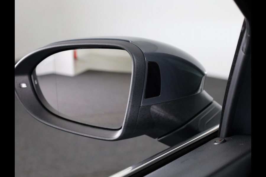 Volkswagen Golf 1.4 eHybrid Style 204 pk Automaat (DSG) | Navigatie | Panoramadak | Parkeersensoren | Adaptieve cruise control | Stoelverwarming |