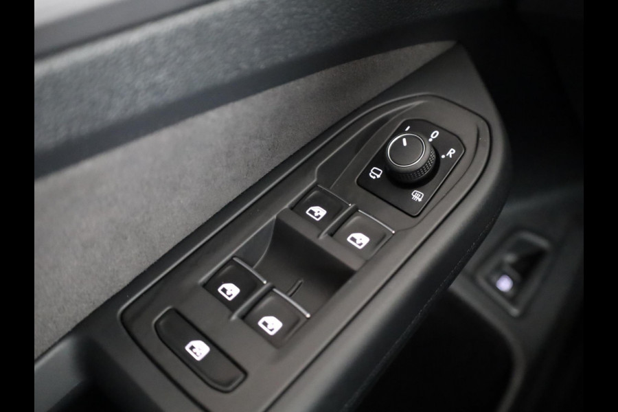 Volkswagen Golf 1.4 eHybrid Style 204 pk Automaat (DSG) | Navigatie | Panoramadak | Parkeersensoren | Adaptieve cruise control | Stoelverwarming |