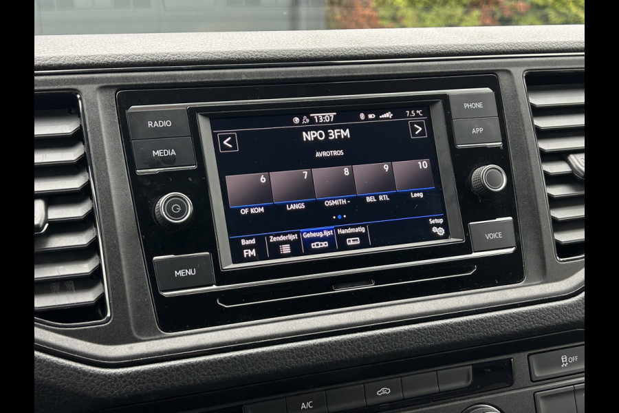 Volkswagen Crafter 35 2.0 TDI 141 PK / DSG AUTOMAAT / L3H3 / 3 TONS TREKHAAK / AIRCO / CAMERA / 3-ZITS