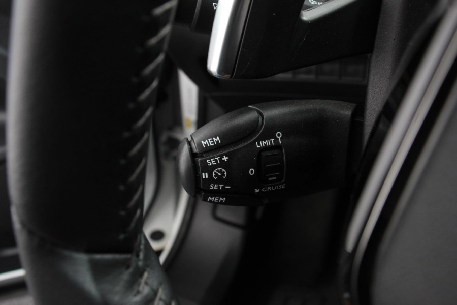 Peugeot 2008 1.2 PureTech 130pk Automaat Allure Navigatie Climate Control LED Lichtmetalen Velgen Parkeer sensoren Cruise Control